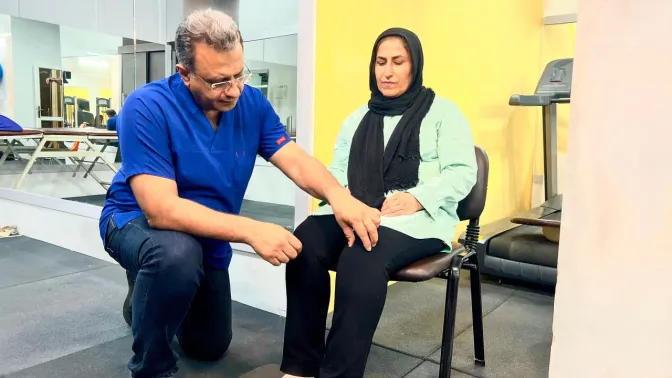 ارزیابی زانو در سالن تمرین کلینیک