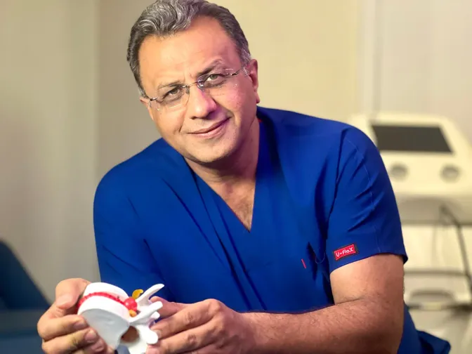توضیح ساختار مفصل زانو با مدل آموزشی در جلسه ارزیابی