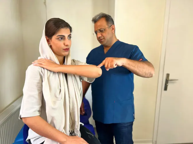 ارزیابی دامنه حرکتی شانه و بازو در ارزیابی گردن